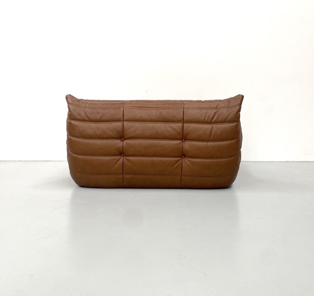 Canapé Togo en cuir marron moyen attribué à Michel Ducaroy pour Ligne Roset.