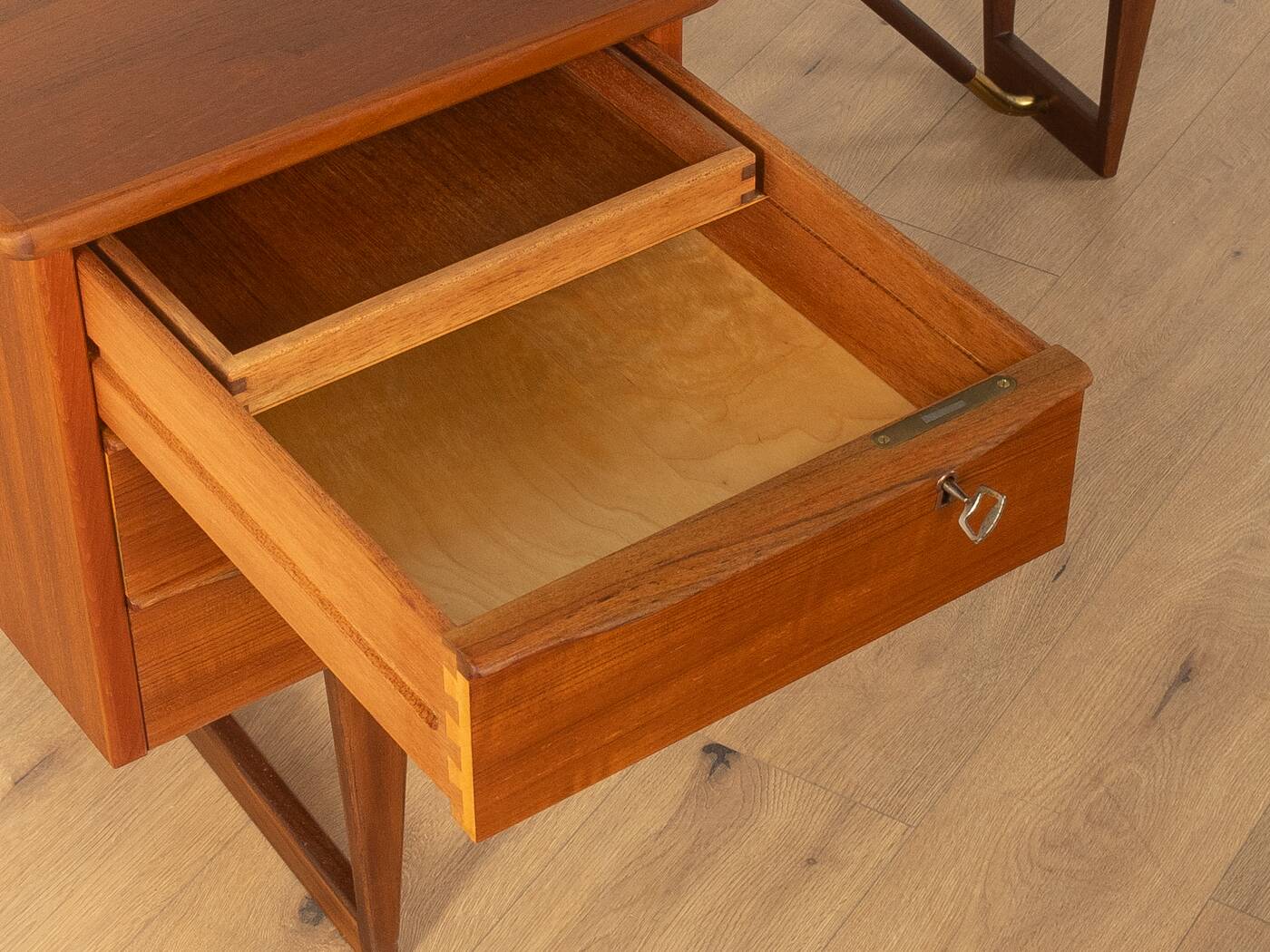 Boomerang Desk, Peter Løvig Nielsen