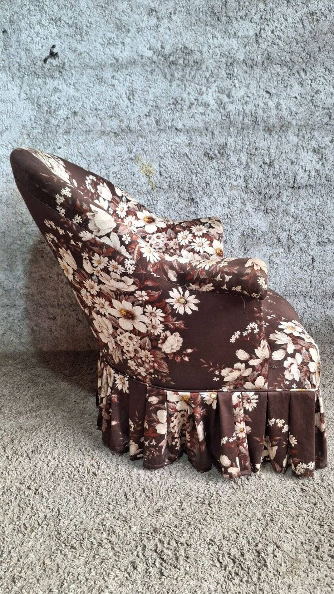 Napoleon III toad chair – Antique structure, floral fabric