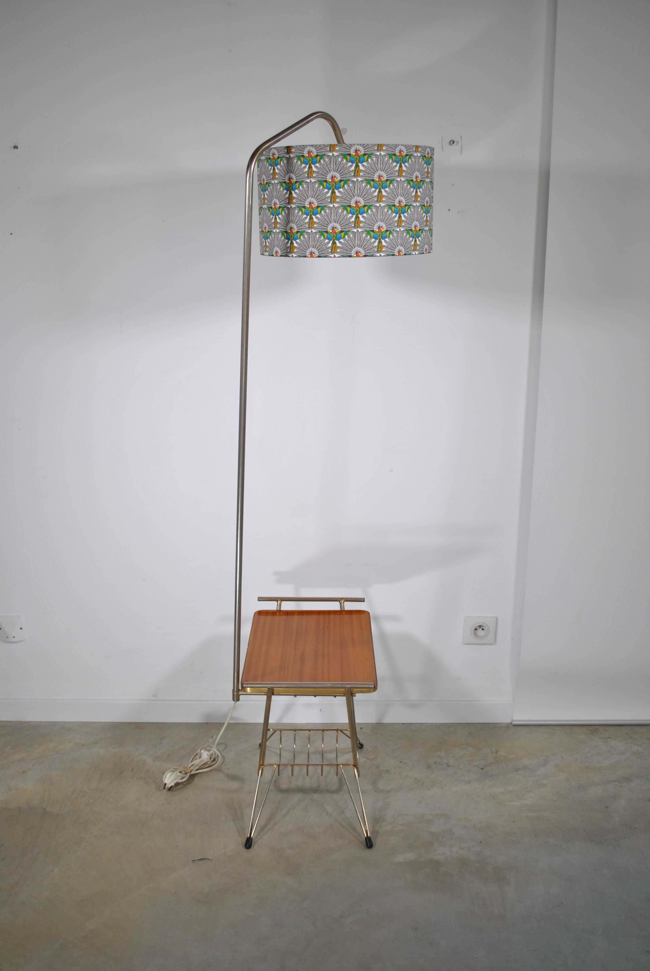 Smooth floor lamp magazine holder