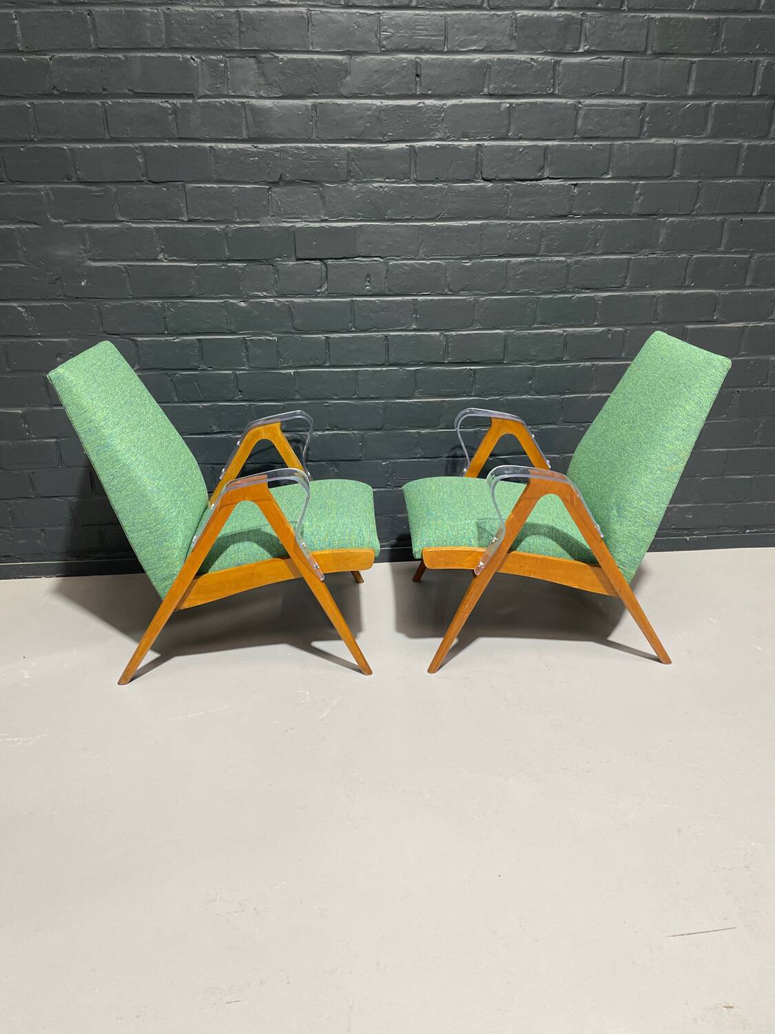 Paire de fauteuils par Tatra Nabytok