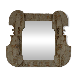 Un miroir en bois et