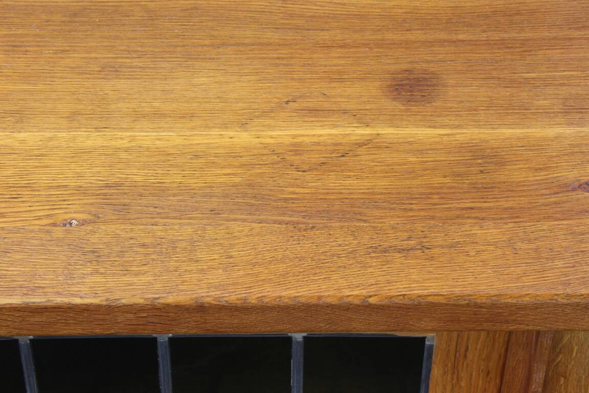 Cabinet en chêne moderne danois des années 1960 dans le style de Henning Kjærnulf.