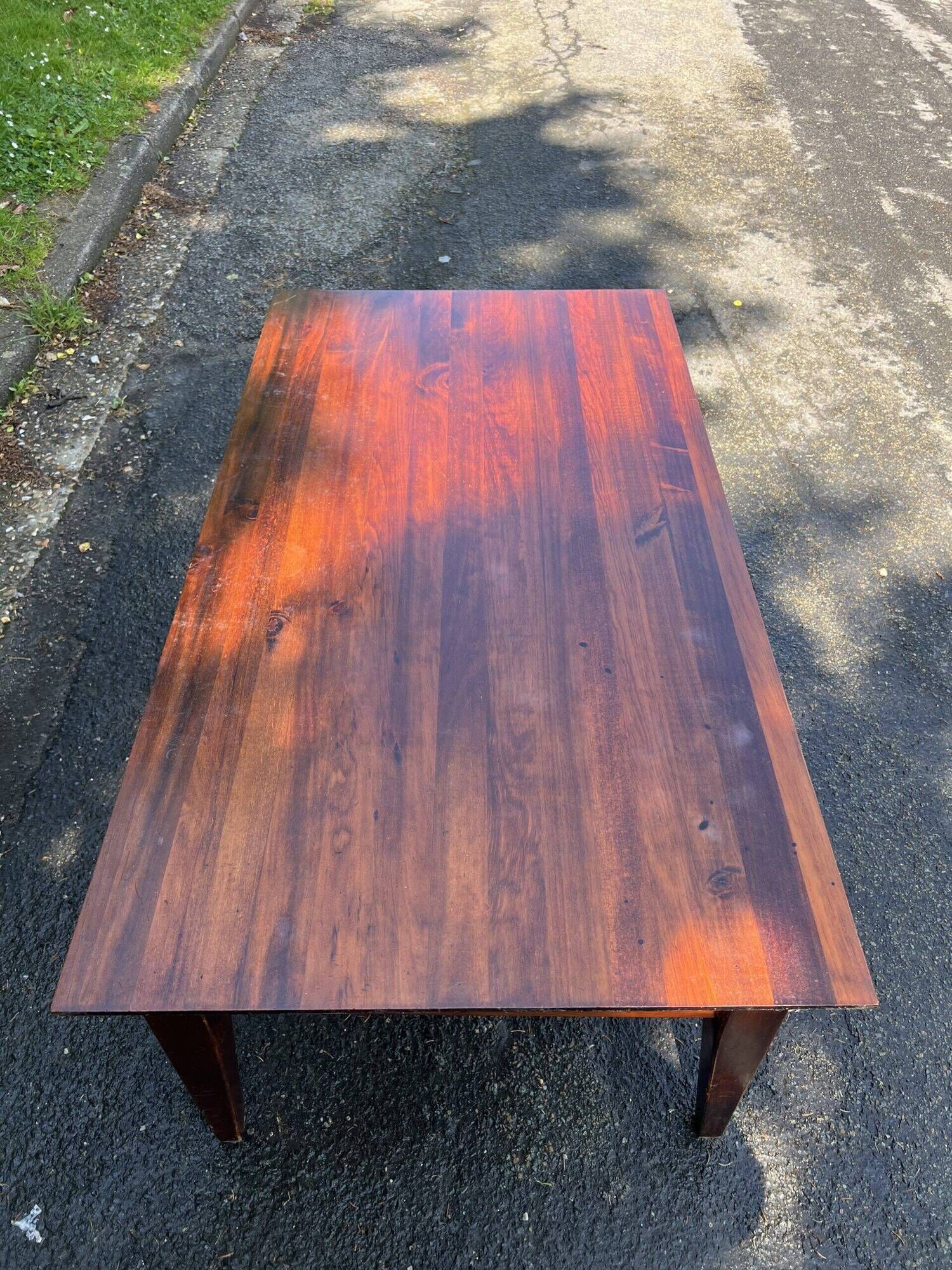 Table basse en acajou massif ouvrant par deux tiroirs en ceinture, début XXe siècle