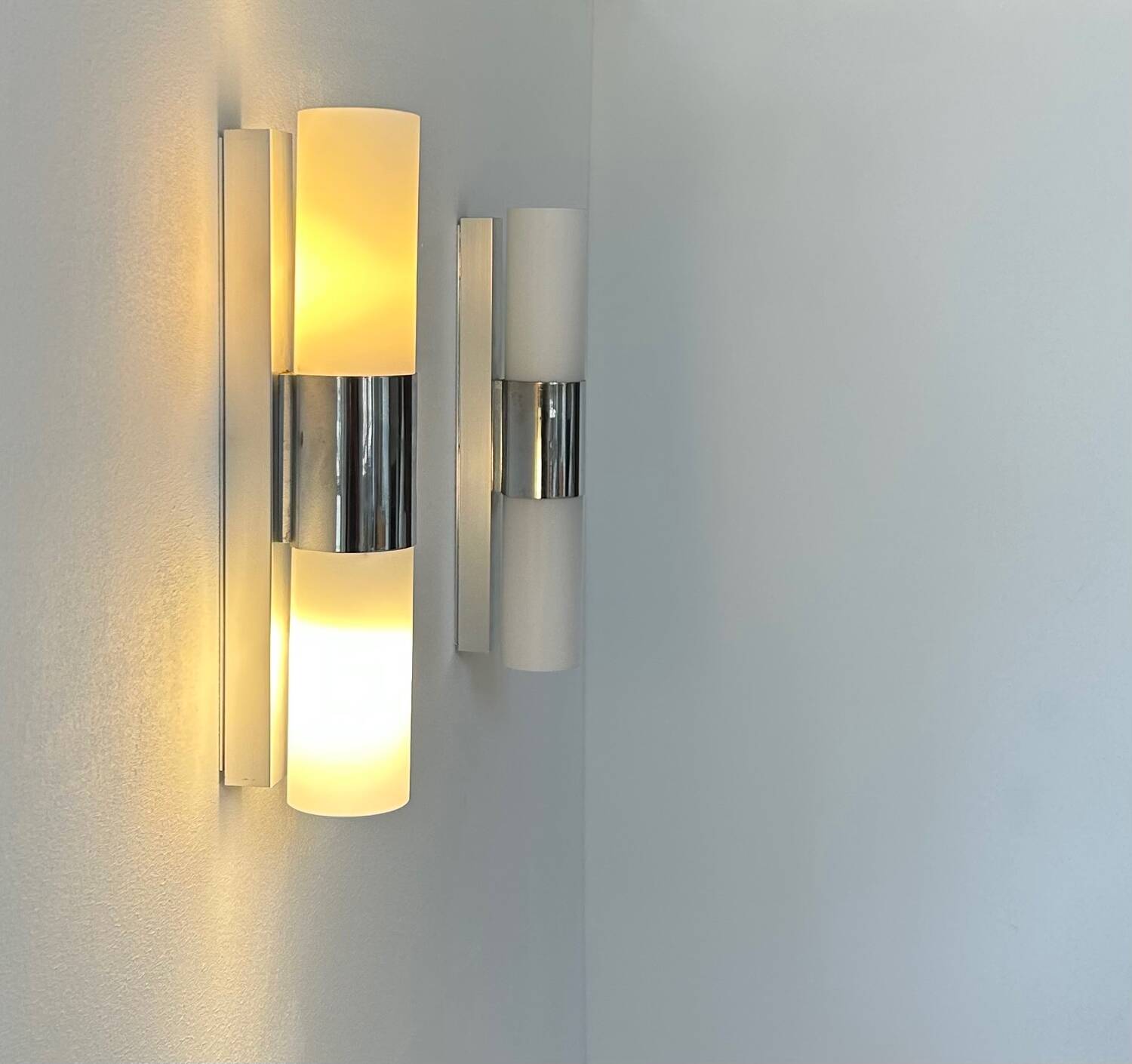 Paire d’appliques vintage, chrome et opaline, France 1970