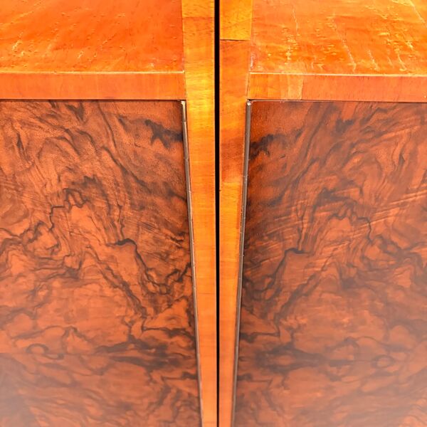 Bibliothèques Art Déco, années 1930, placage de noyer et d'érable.