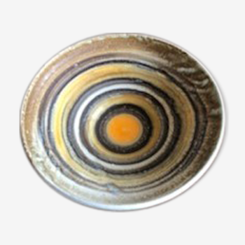Plat en céramique "Les 2 Potiers" avec décor en cercles concentriques aux tons jaune, marron et blanc