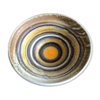 Ceramic dish of the 2 potters with decoration in concentric circles in shades of yellow, brown and white