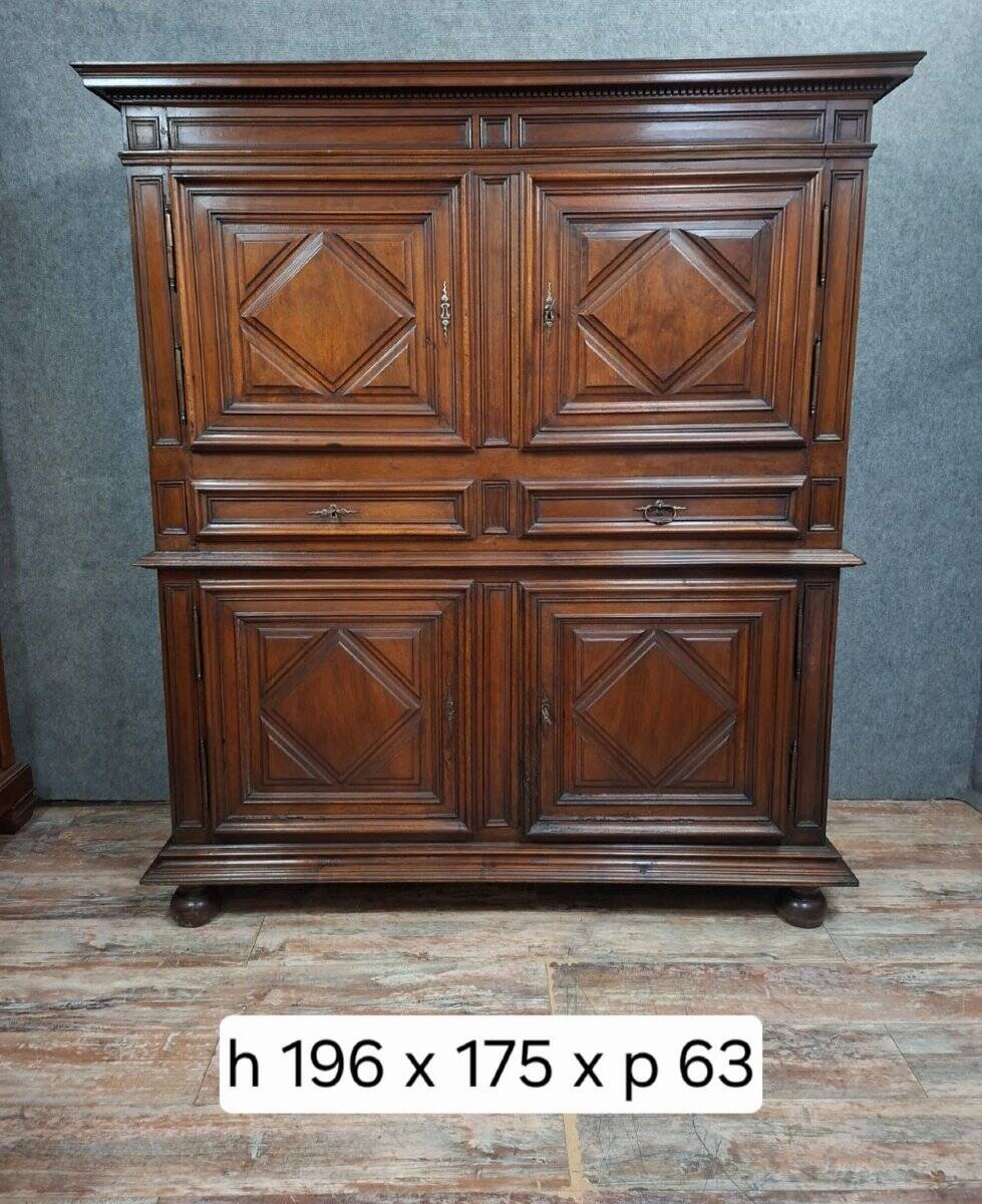 buffet with two bodies in walnut – Work from the Louis XIII period – 17th century