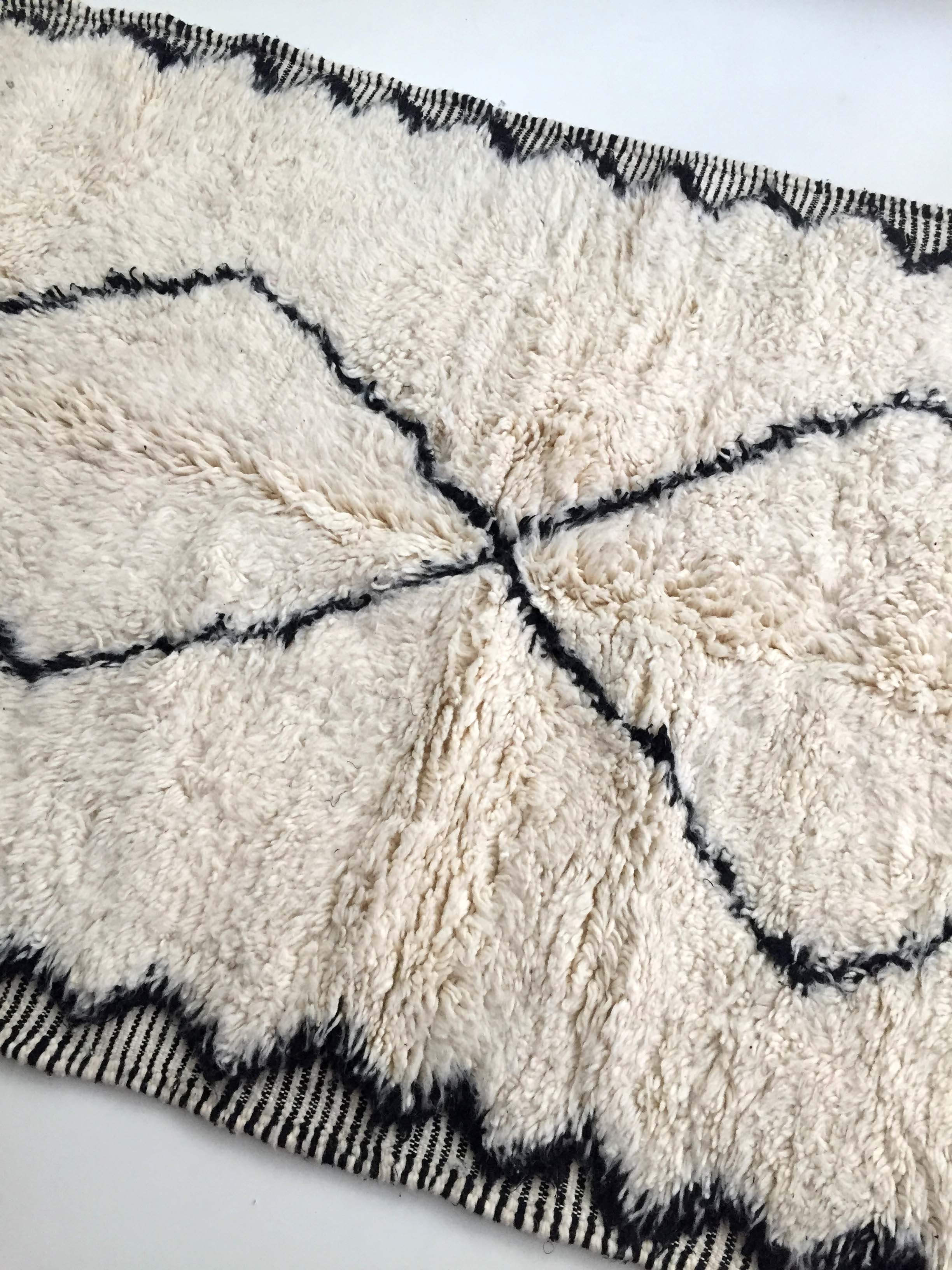 Moroccan Berber carpet Beni Ouarain unbleached with black diamonds and engraved border 207x130cm