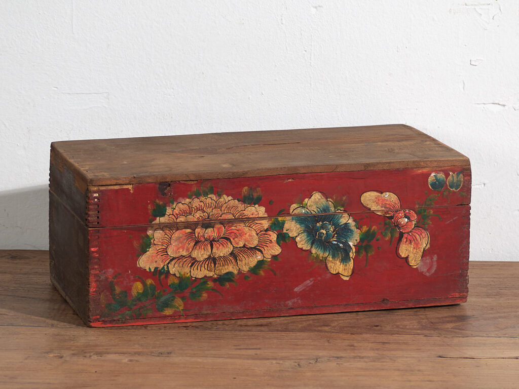 Antique red box with floral patterns (circa 1900) #34