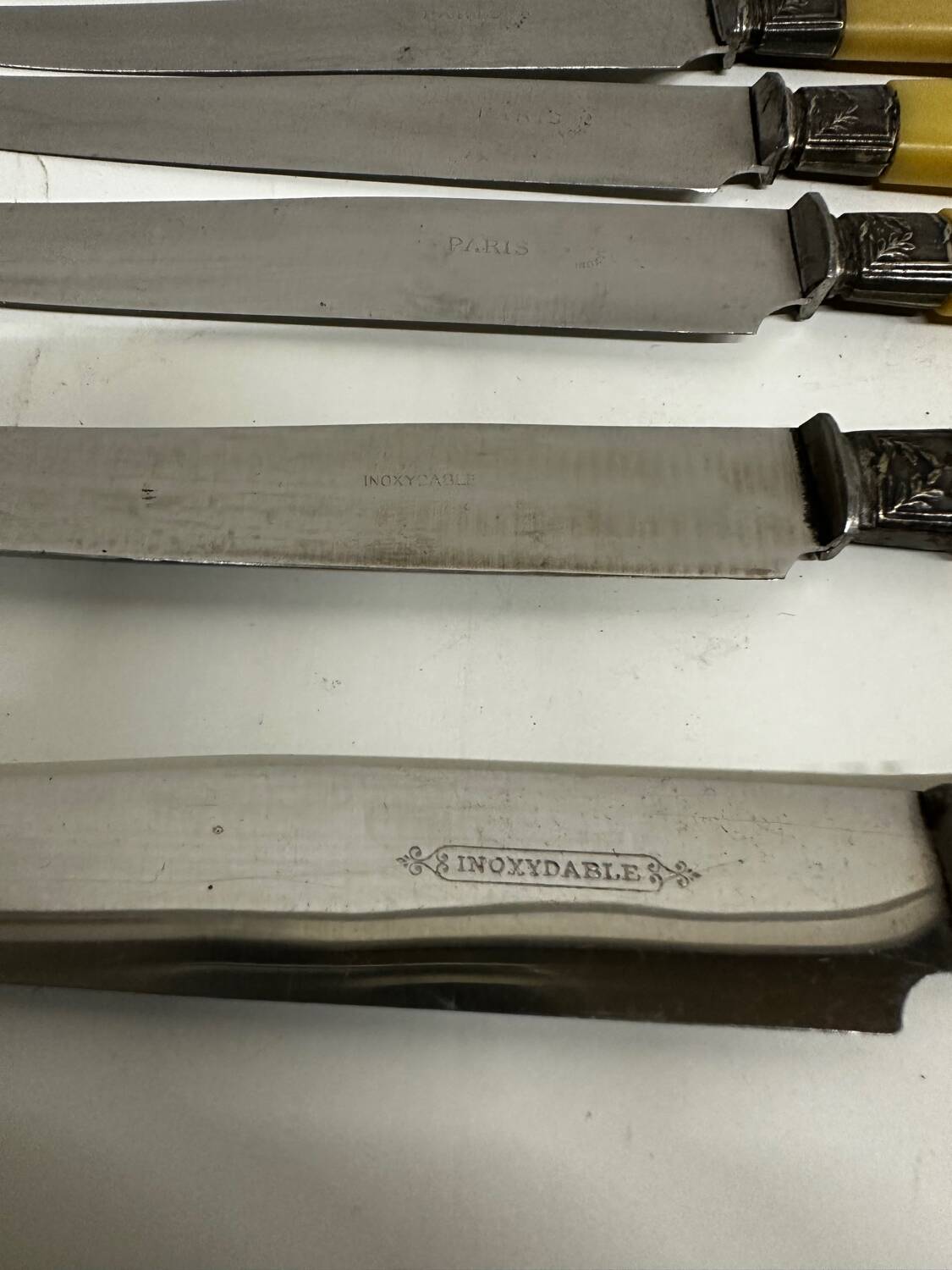 12 Antique Knives with Bakelite Handles and Stainless Steel Blades - 24 cm - Paris