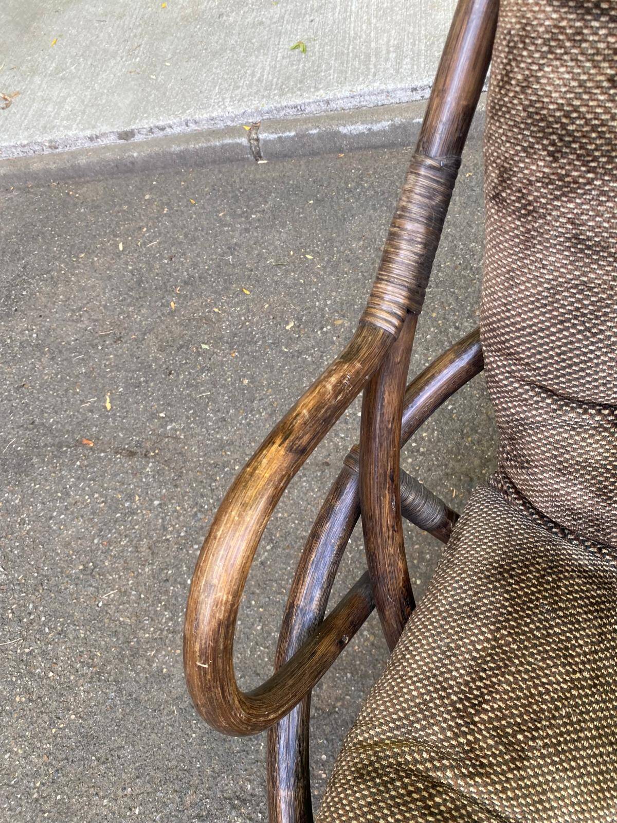 Fauteuil pivotant en rotin et coussin velours marron années 70