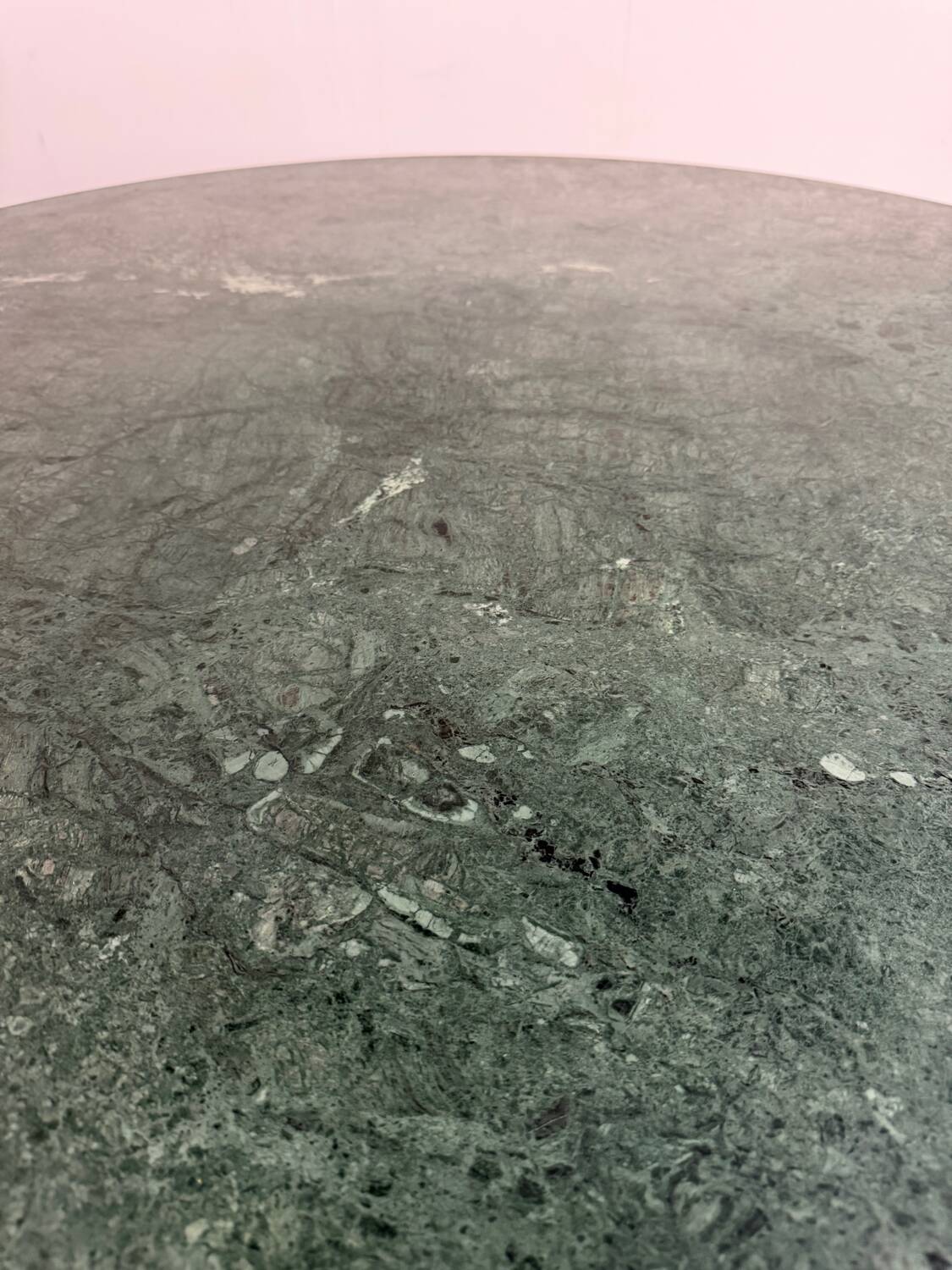 Round dining table – green marble & wrought iron