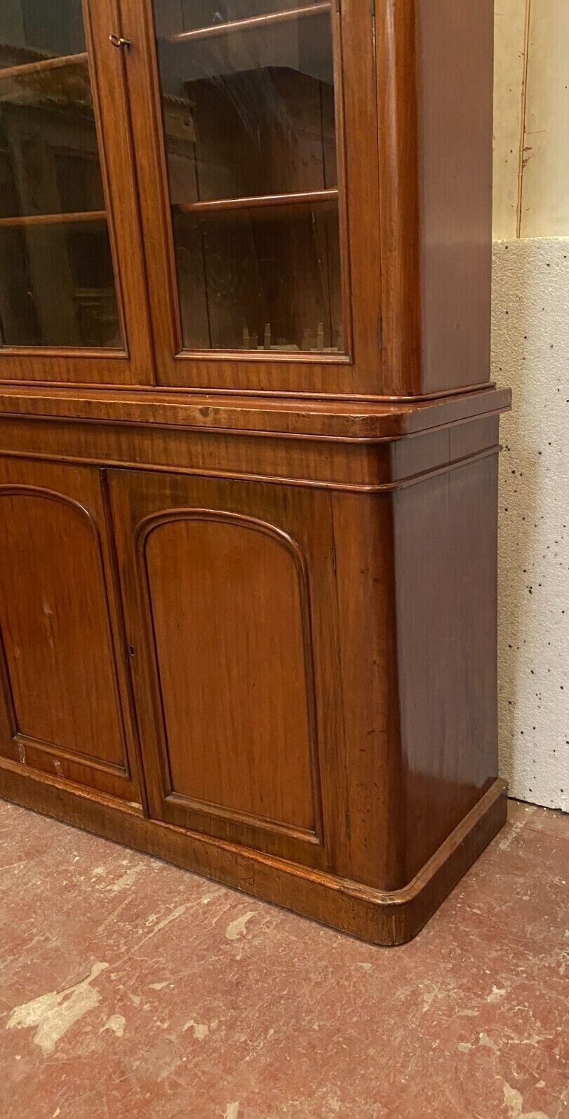 English showcase in two mahogany bodies and 19th century veneer