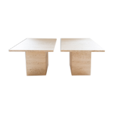 Deux tables d'appoint en travertin