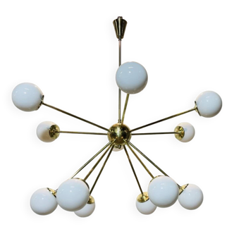 Lampadario Sputnik in ottone con sfera in bronzo e vetri opalini – Italia,
