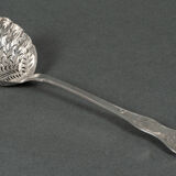 Cuillère à saupoudrer orfèvre RN argent 53 grammes riche décor Louis XV