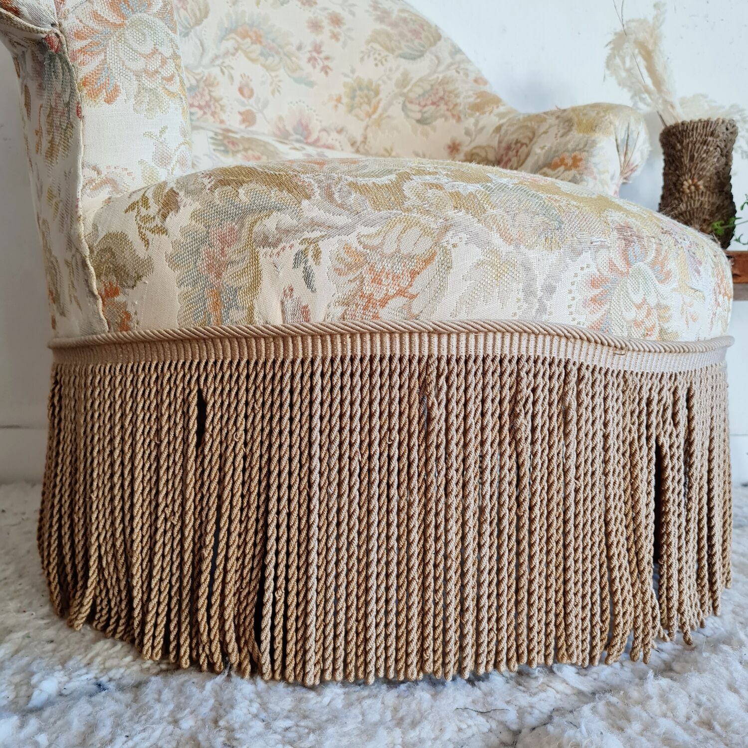 Antique flowered toad armchair with fringes
