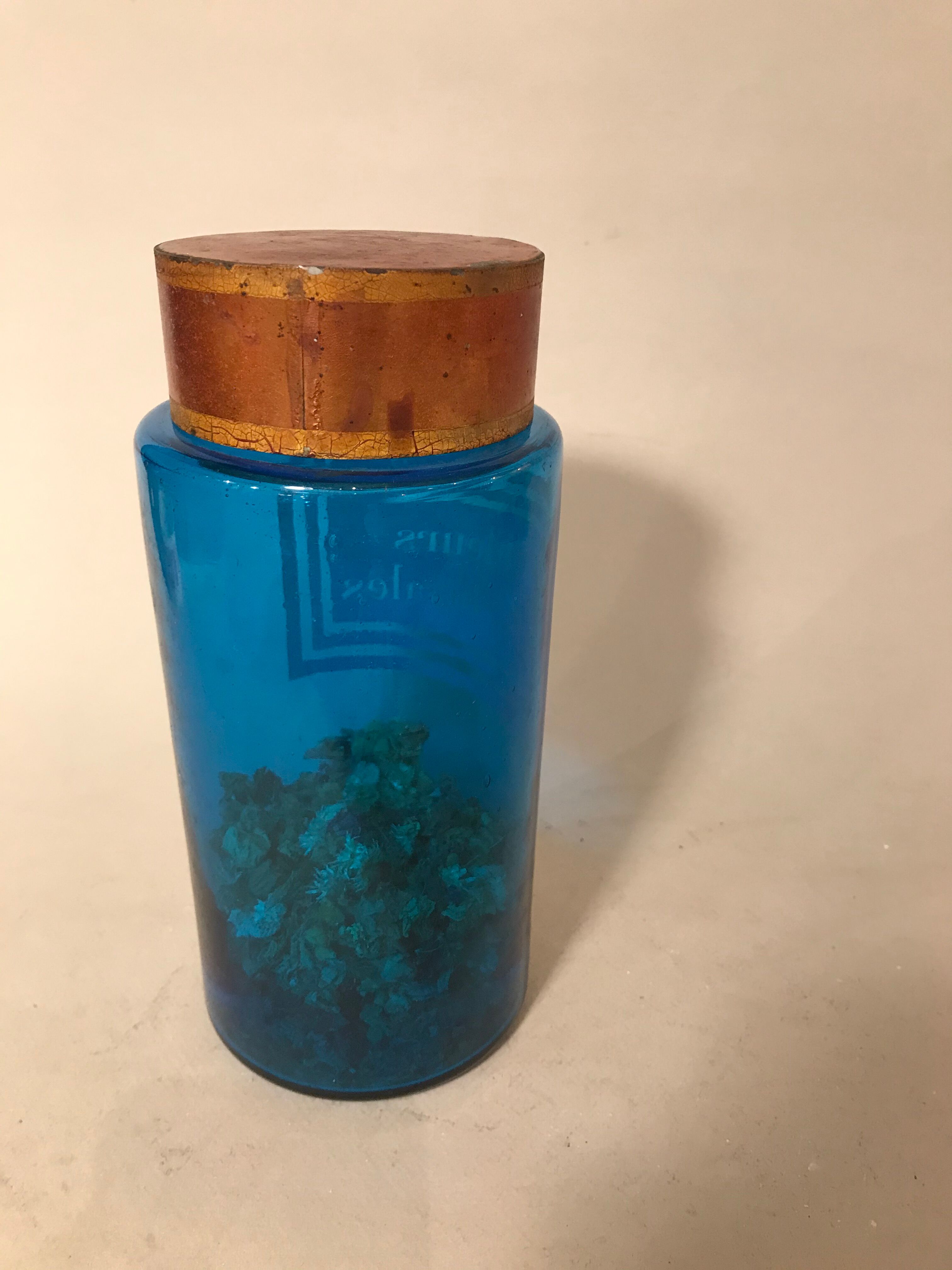 Pot a pharmacie en verre ancien bleu gravé