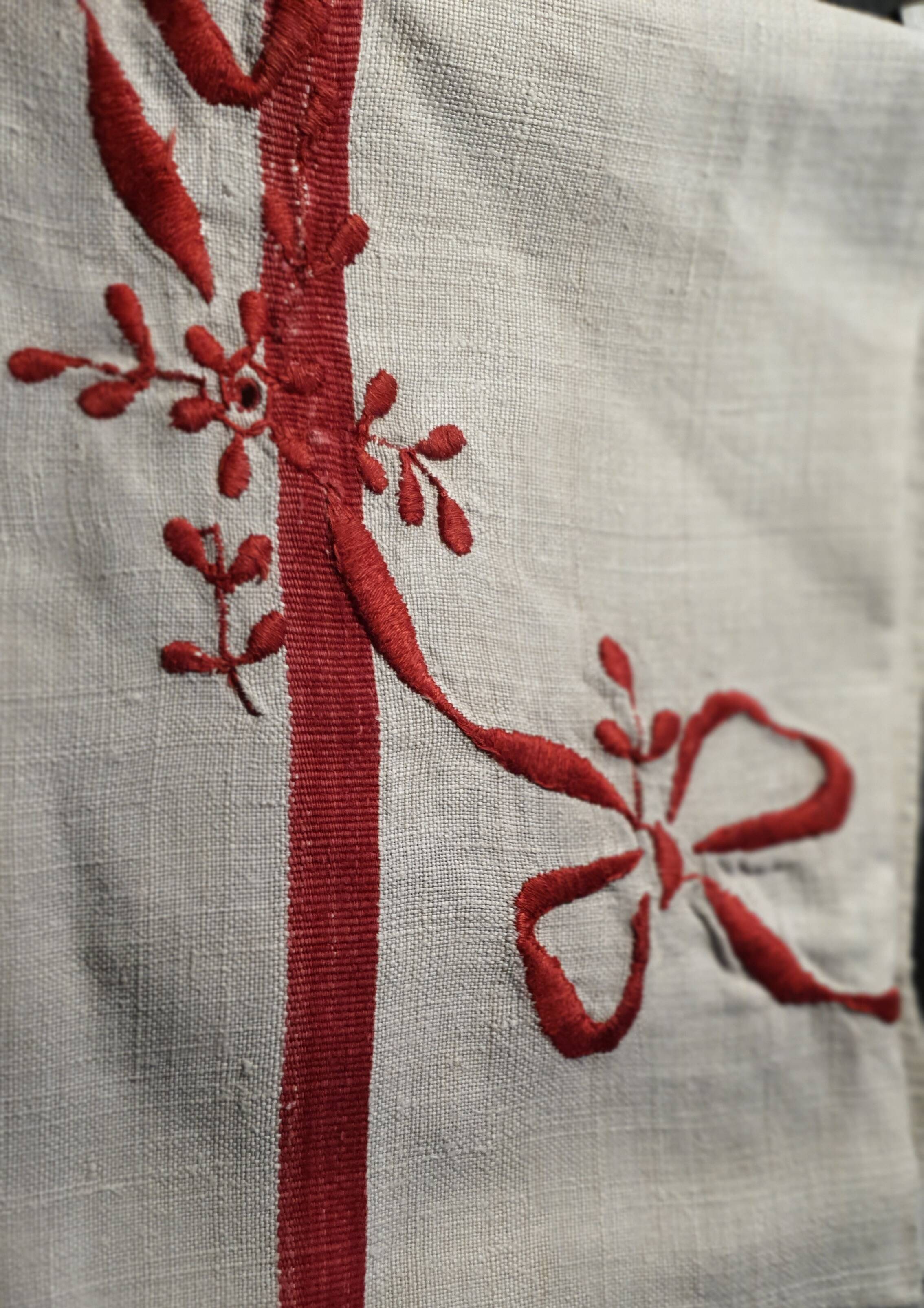 Antique tablecloth embroidered in kelsch