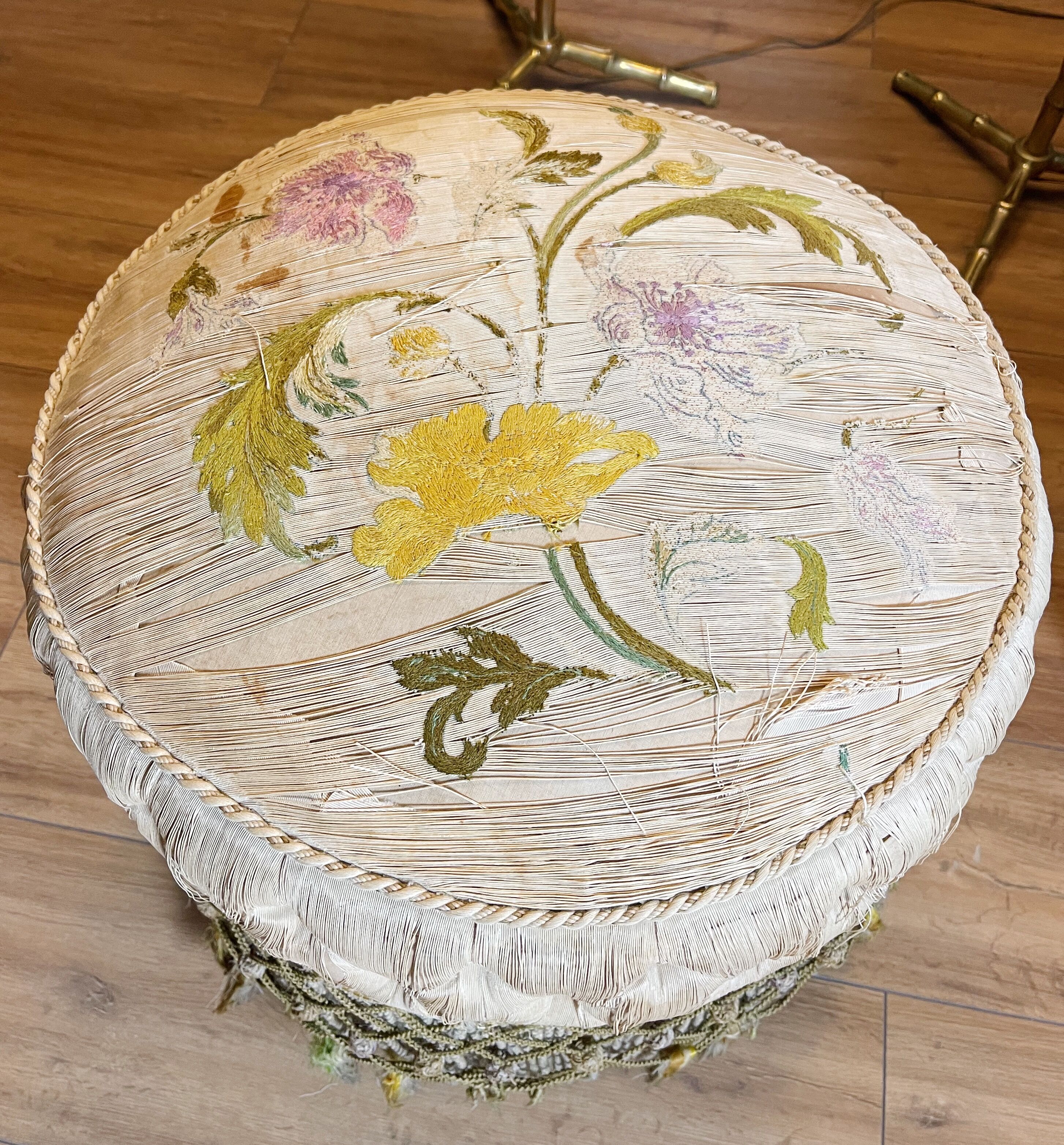 Pouf d'époque Napoléon III en tissu capitonné d'origine à roulettes
