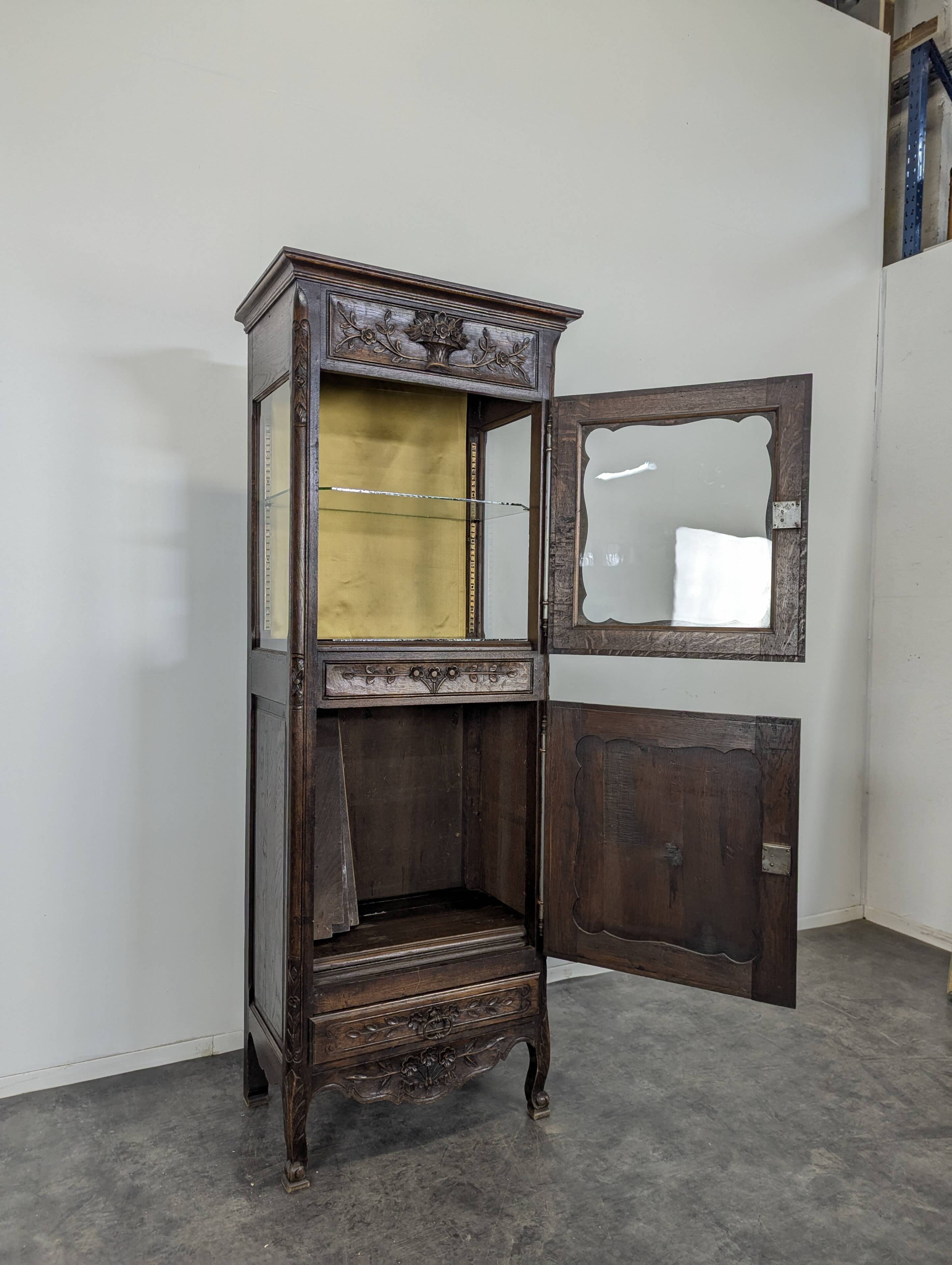 Provençal-style silver bonnet in walnut