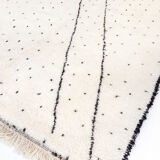 Tapis berbère Beni Ouarain écru à pois et motifs noirs 235x157cm