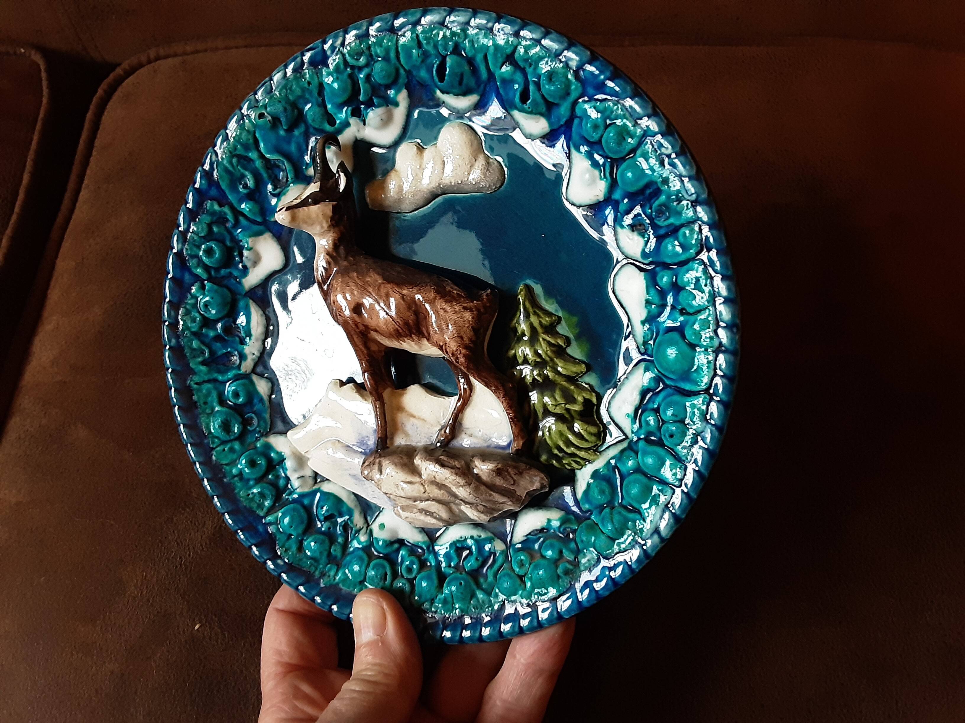 Set of 2 decorative majolica-style plates