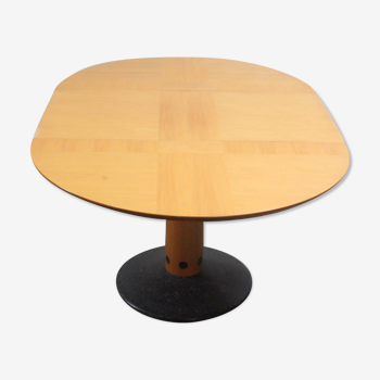 Postmodern round extendable dining table by Arnold Merckx for Arco, The Netherlands 1980s.