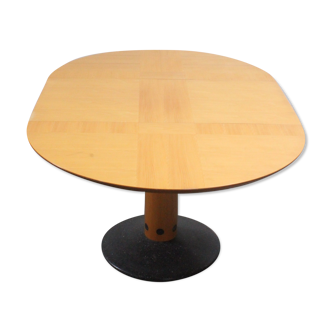 Postmodern round extendable dining table by Arnold Merckx for Arco, The Netherlands 1980s.