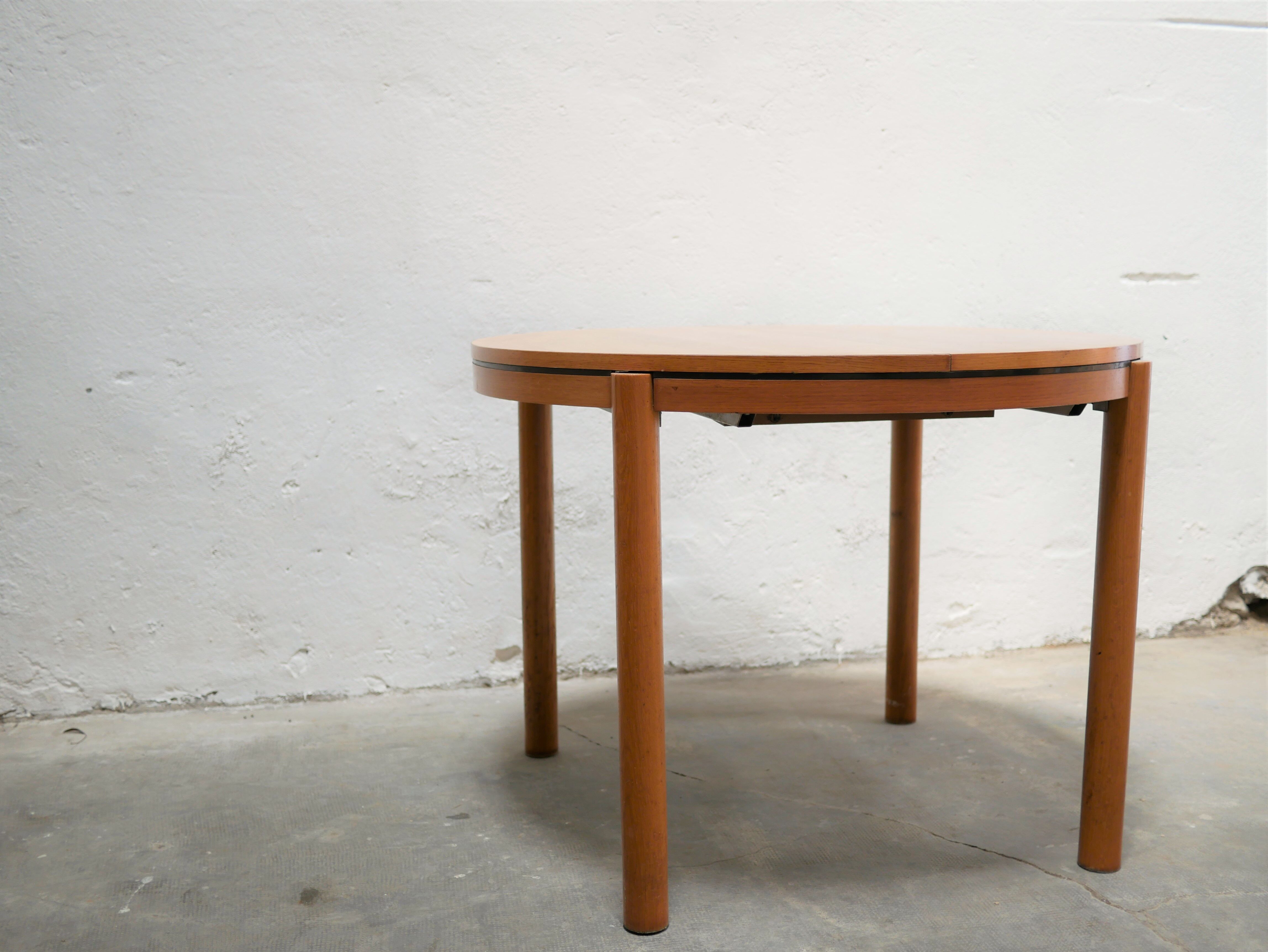 Vintage stretchy dining table