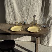 Lot de 2 grandes assiettes jaunes sans marque D25,5
