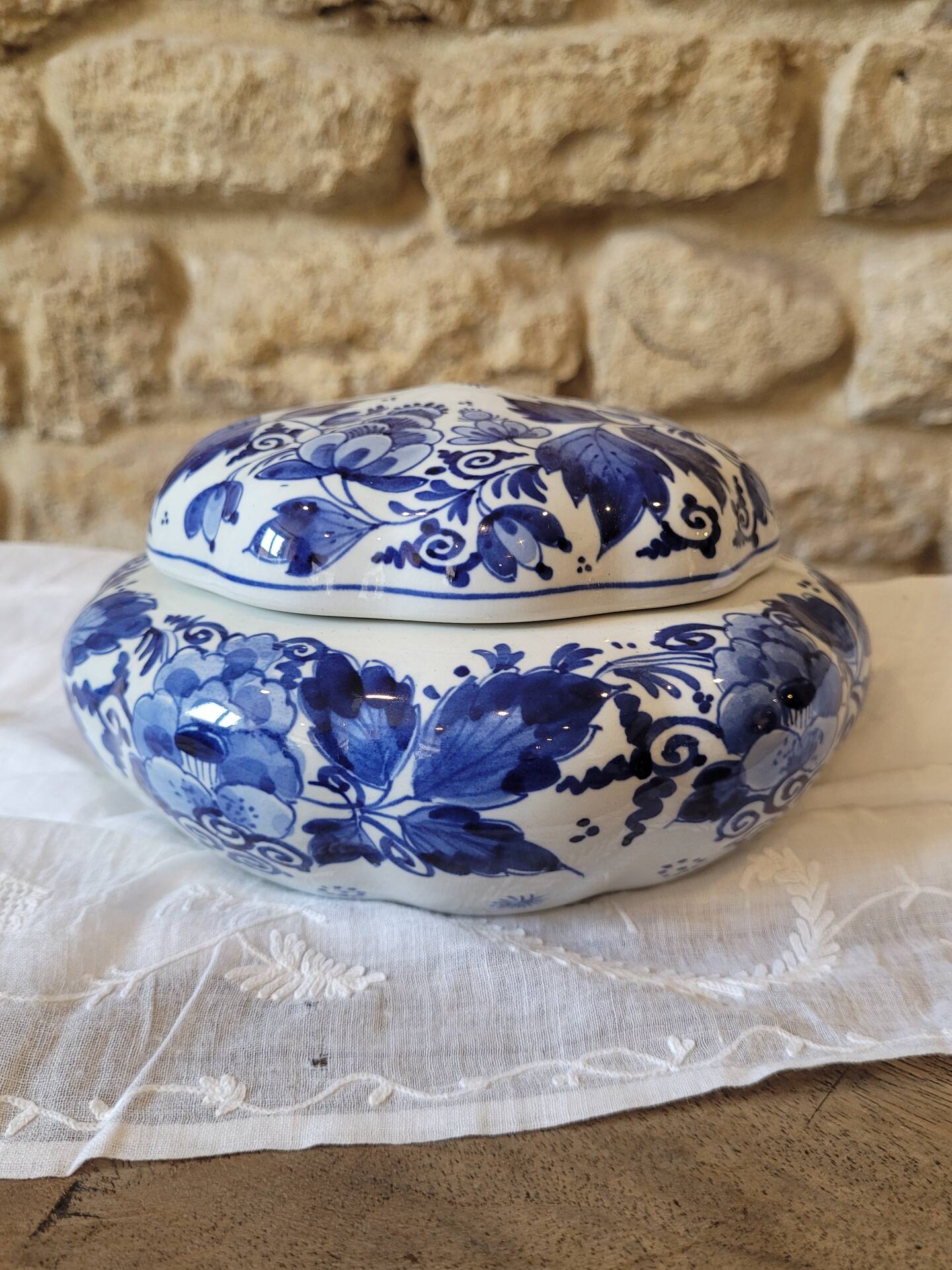 Delft blue and white earthenware bonbonnière with lid – Decor f