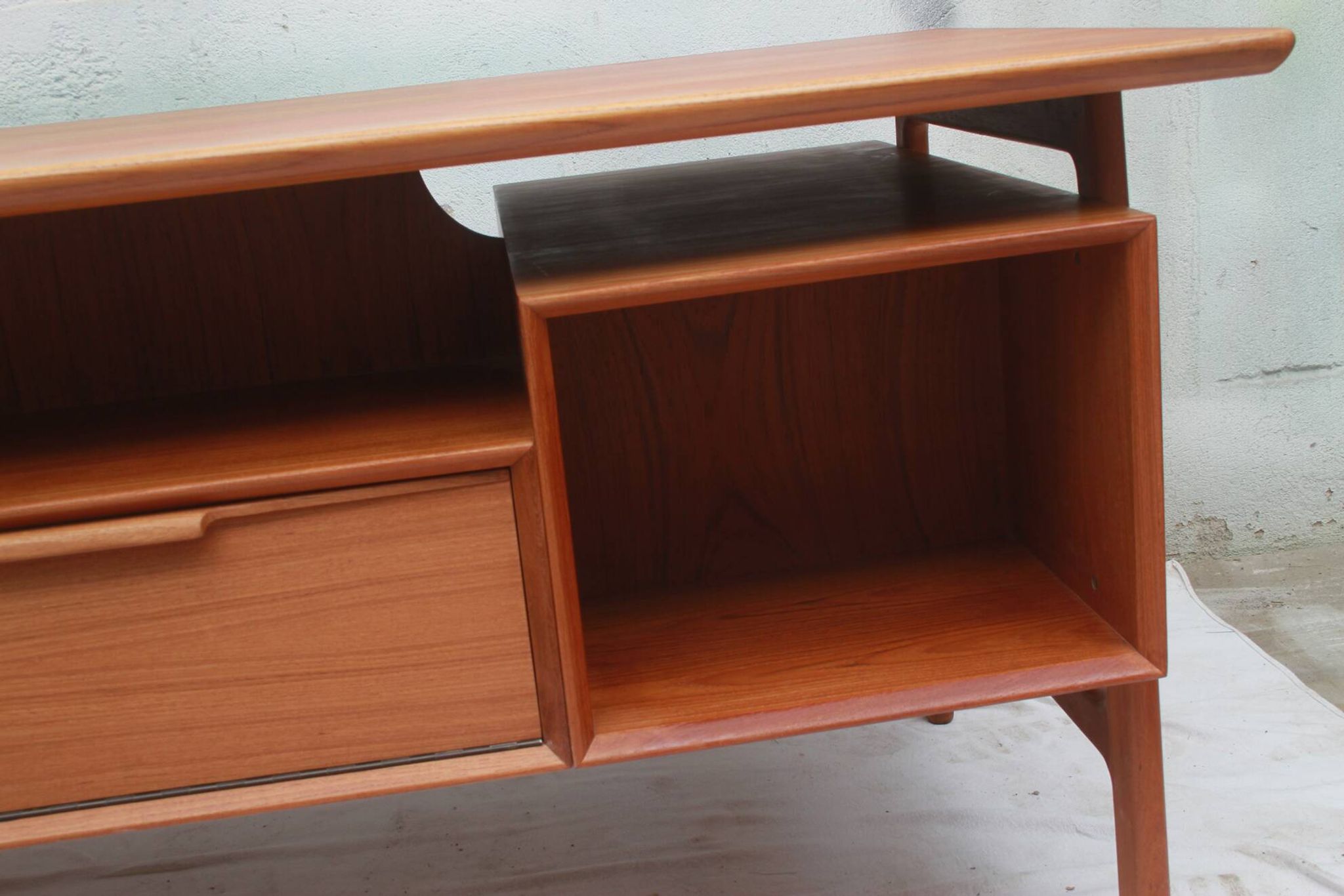 Bureau en teck, années 1960