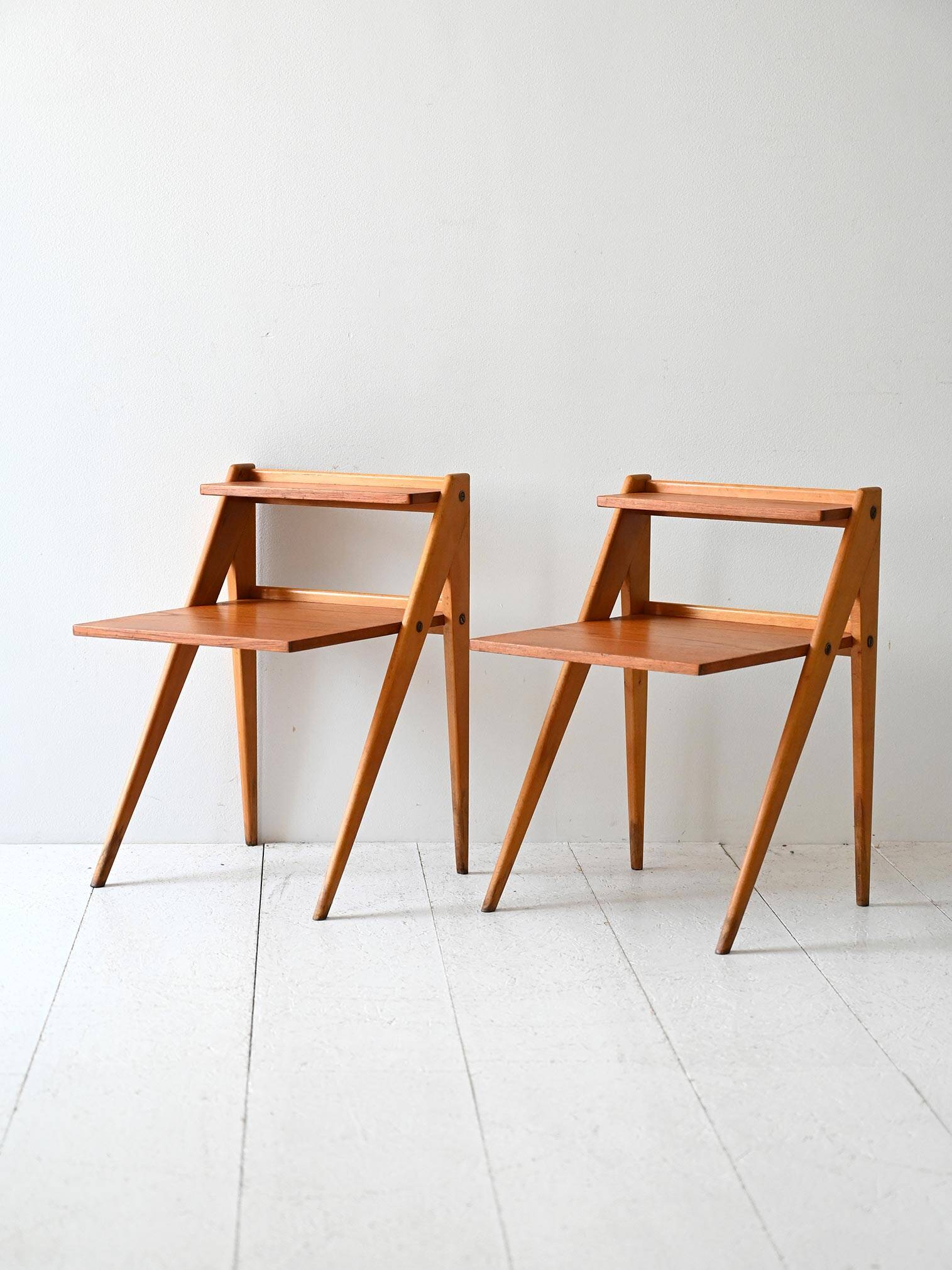 Paire de tables de chevet scandinaves en teck avec étagères des années 1960