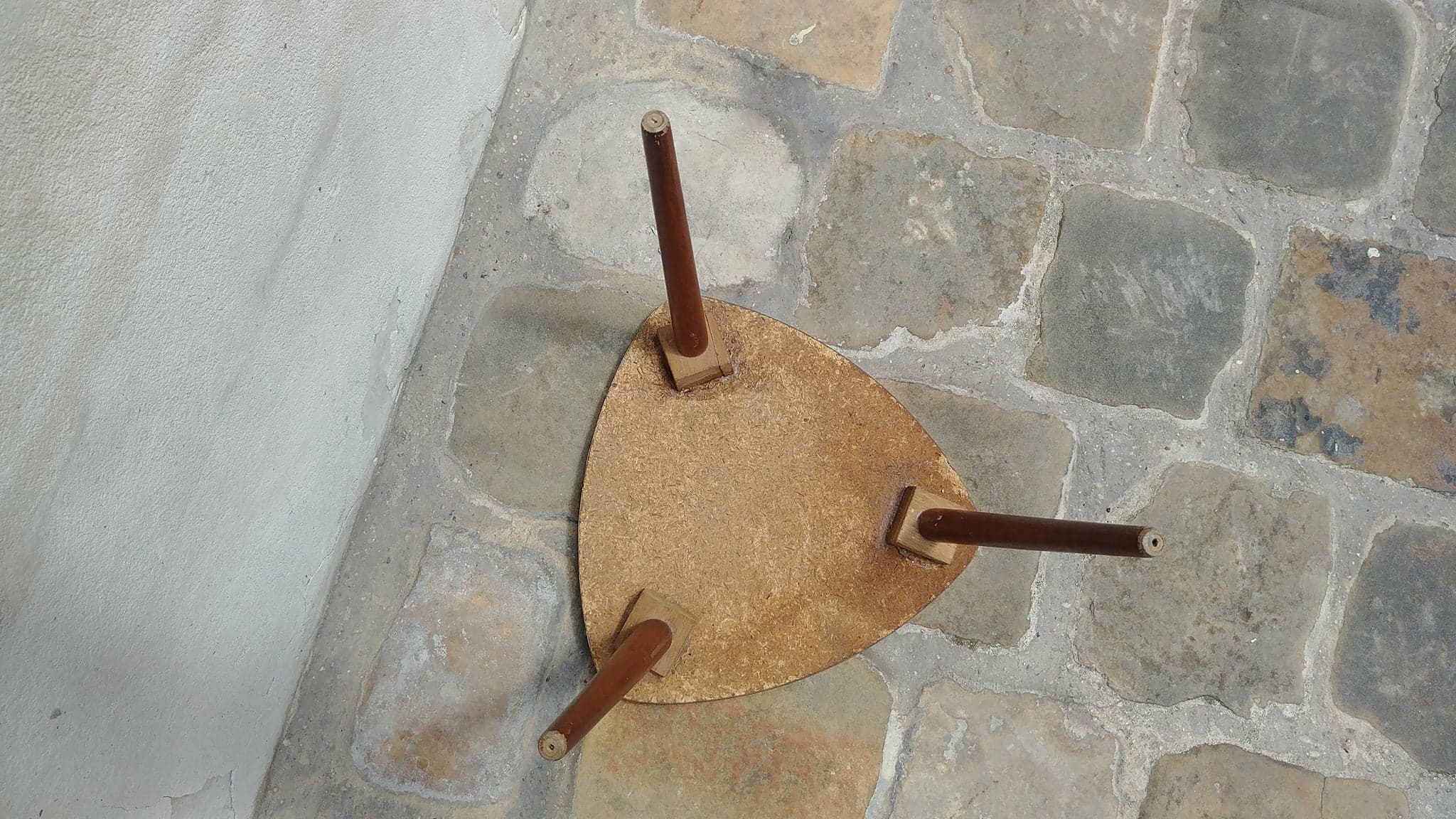 Door plant tripod base