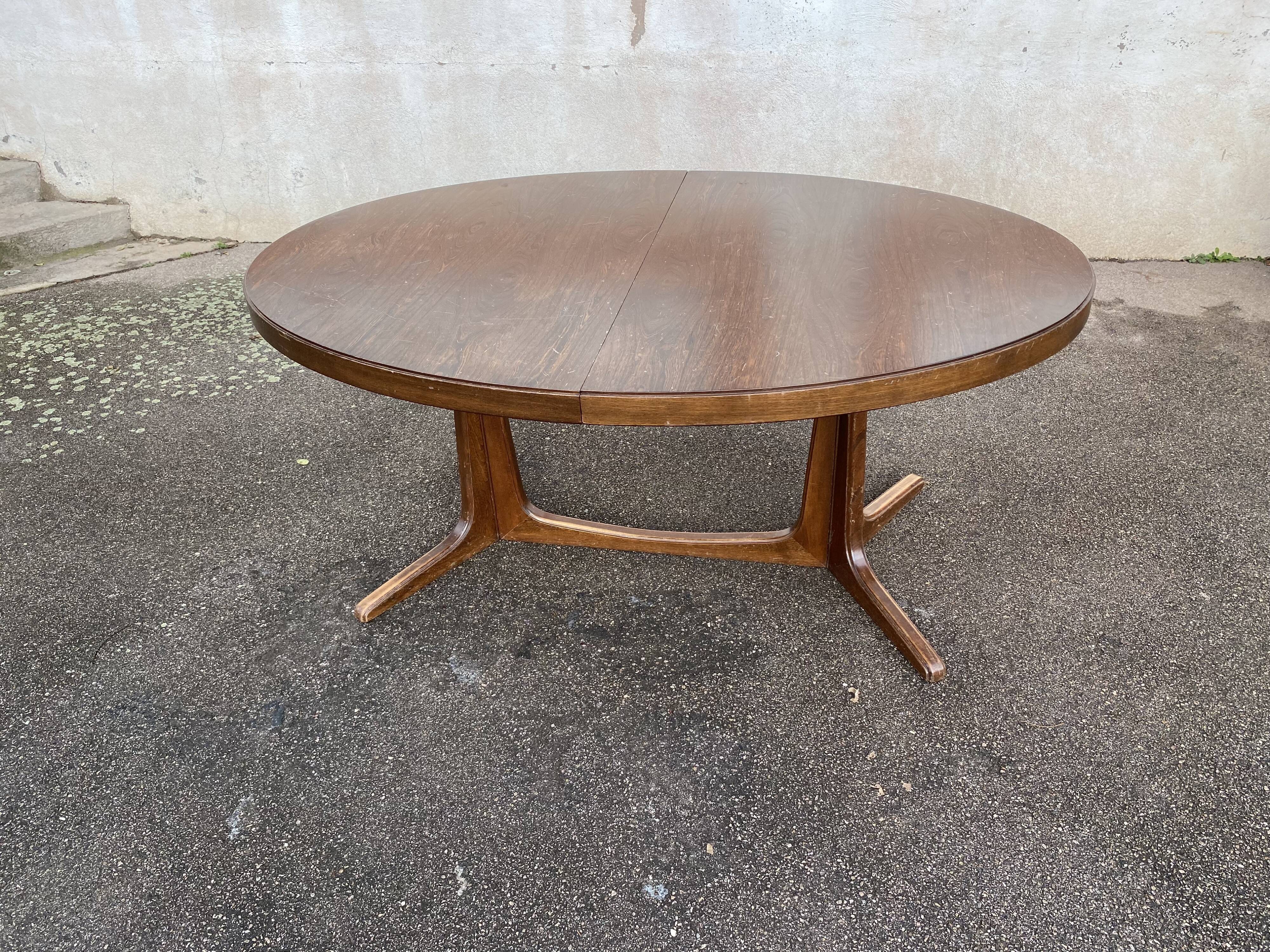 Oval baumann table