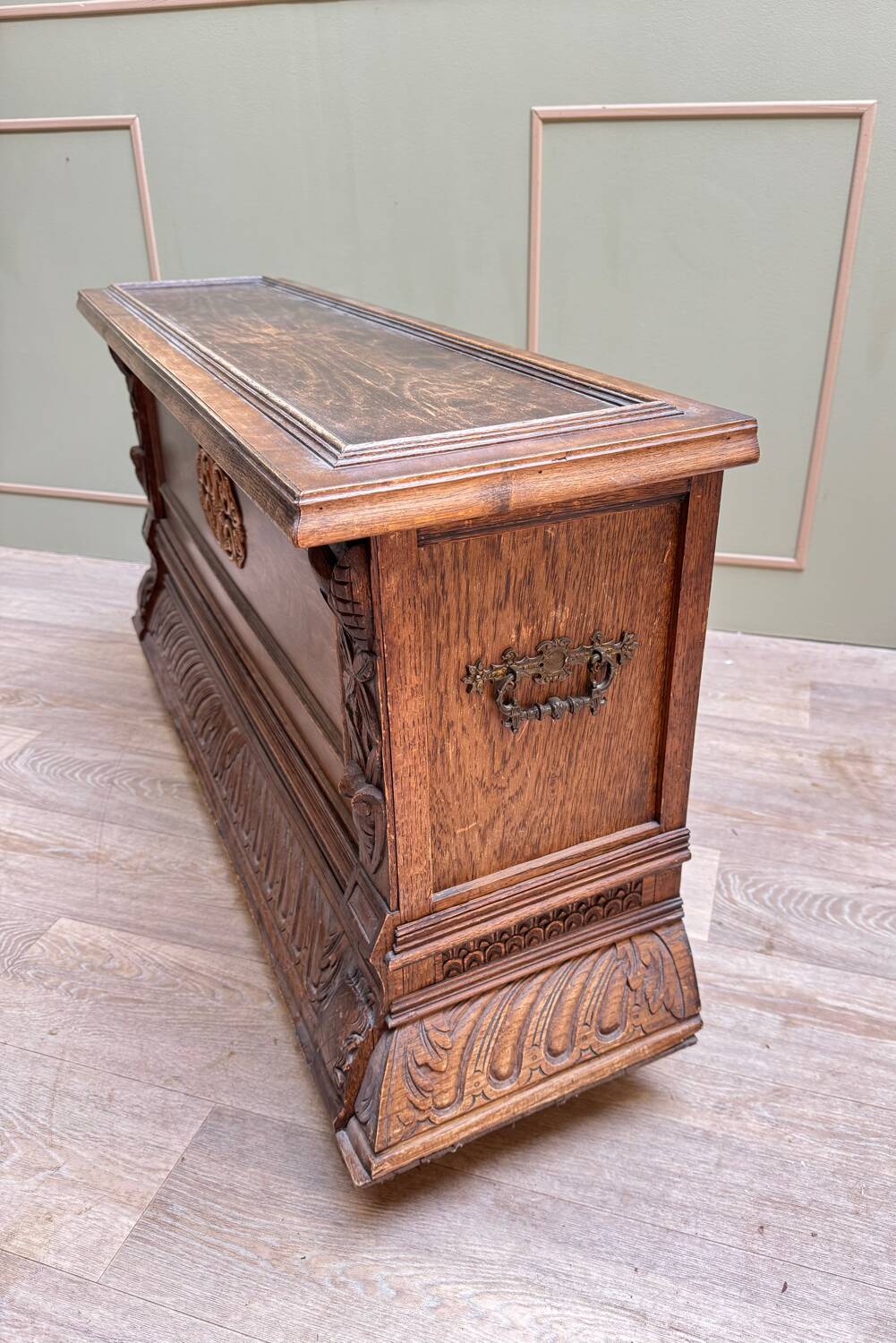 Banc coffre en bois naturel de style Louis XIII
