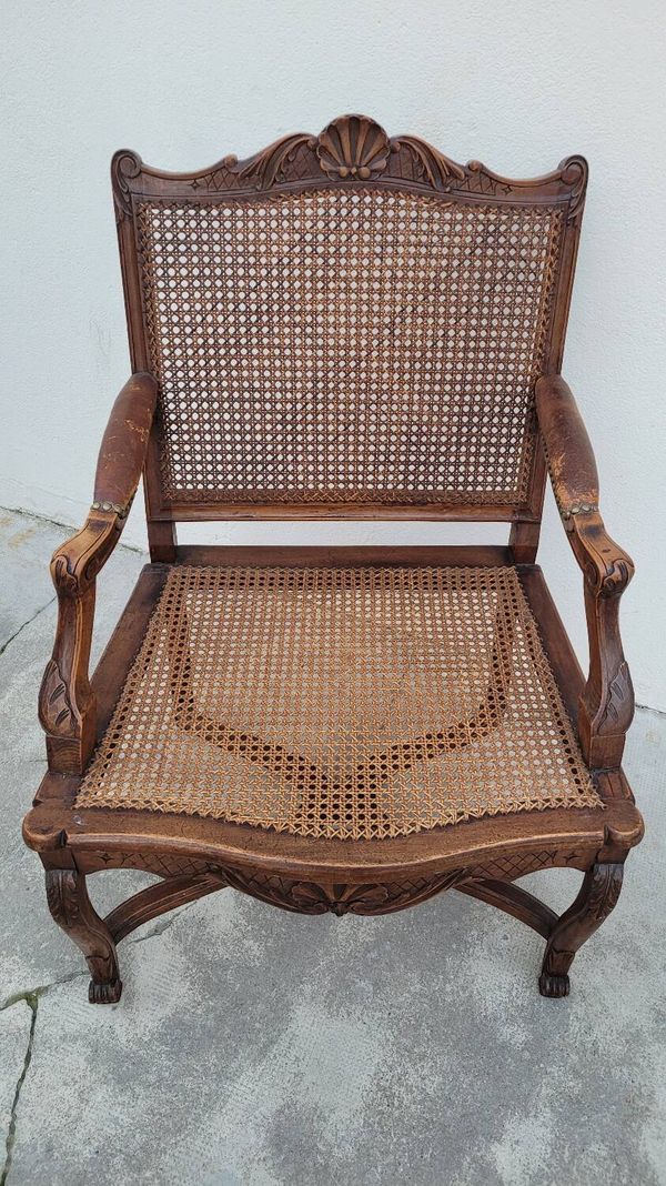 Fauteuil canné Louis XV Régence accoudoirs cuir décorées coquille