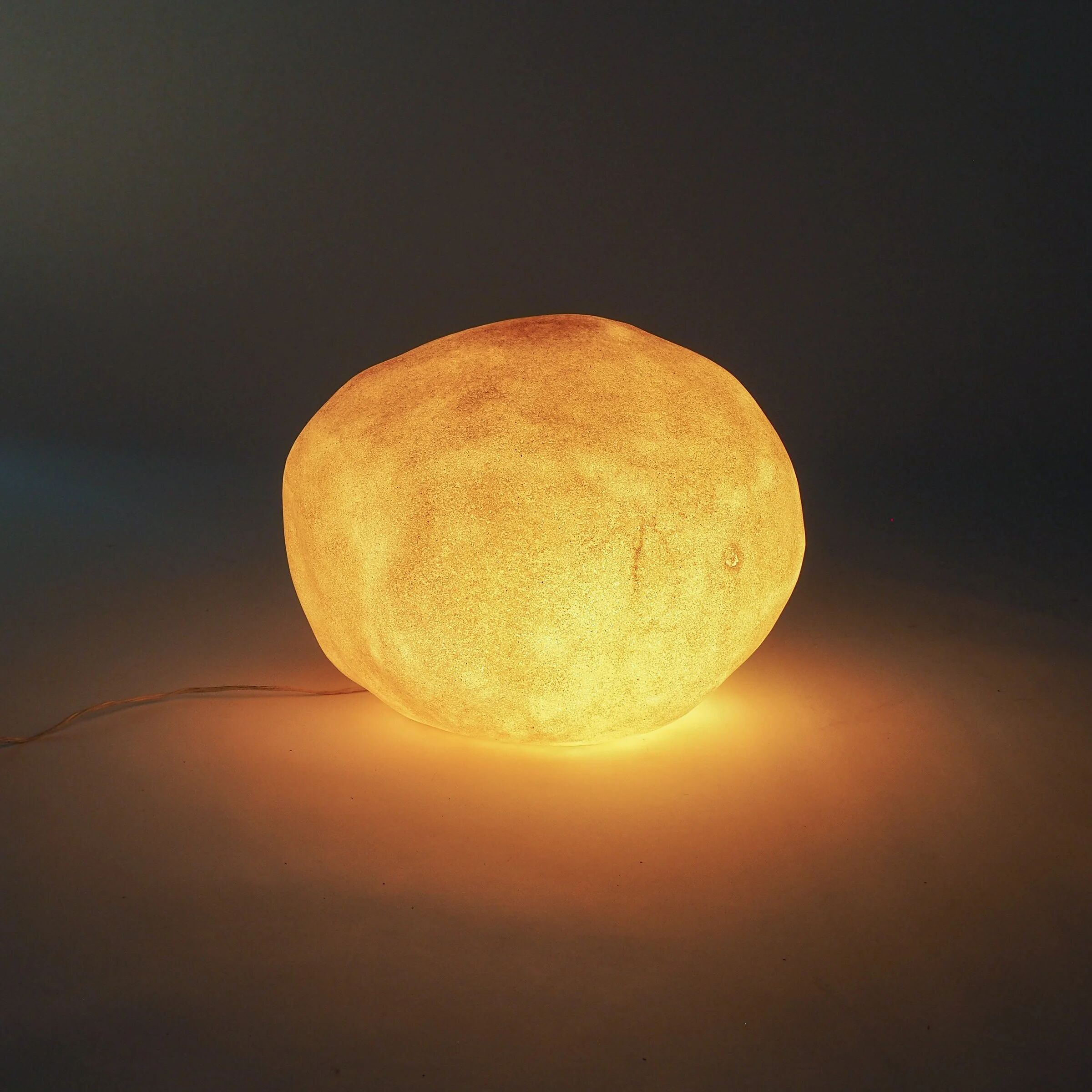 Lampe en pierre lunaire Dora par André Cazenave