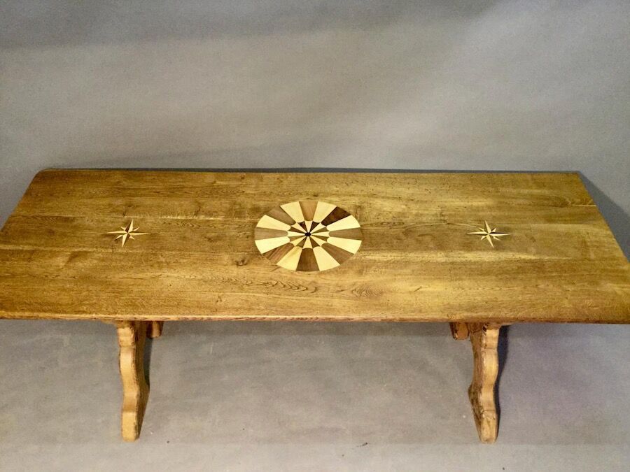 Table foot in x, top branded rosace and rose of winds