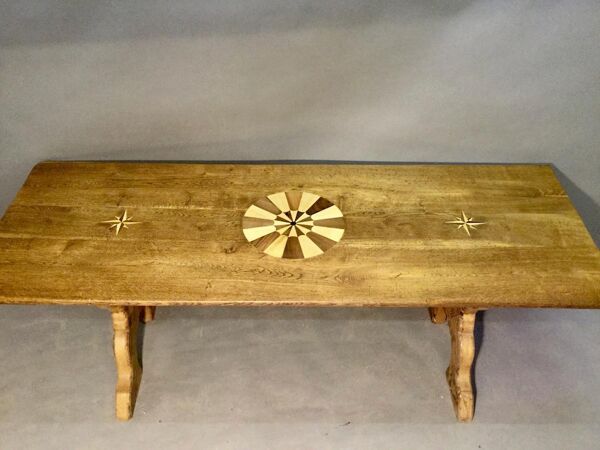 Table pied en x, dessus marqueté rosace et rose des vents
