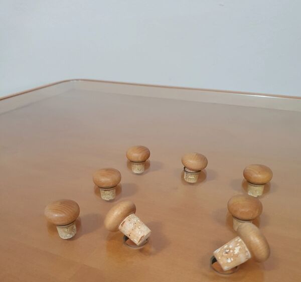 Table basse rare 110 x 110 x hauteur 35 cm avec 8 bouchons en bois/liège dans le plateau en verre.