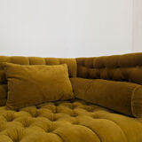 Canapé en velours couleur safran