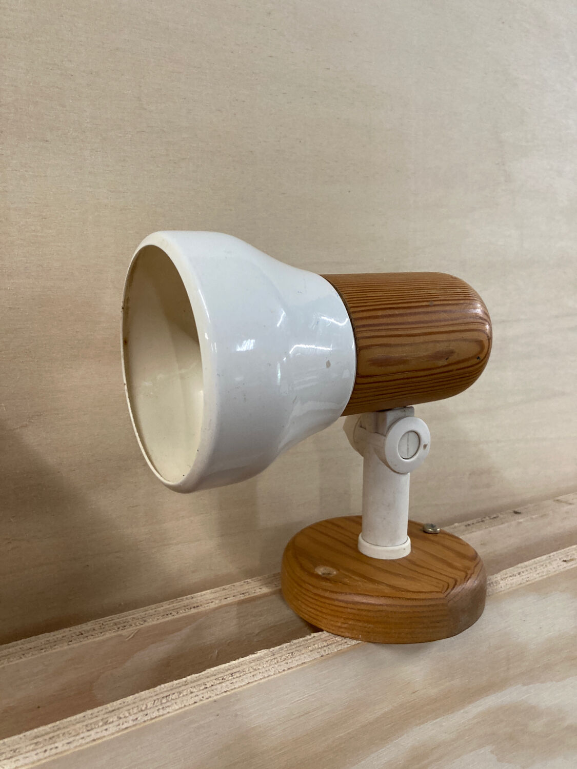 Pair of wall lights in pine and white metal 1980
