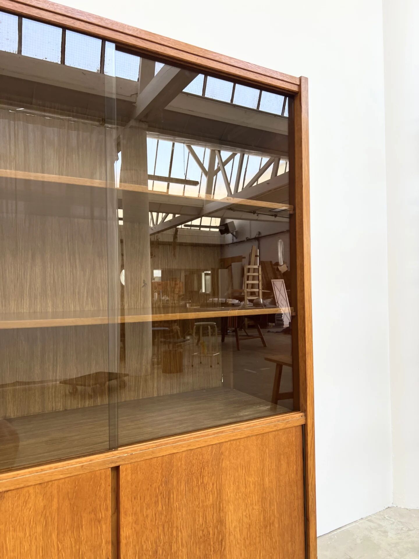 Bibliothèque-vitrine à portes coulissantes, chêne et verre fumé, années 60