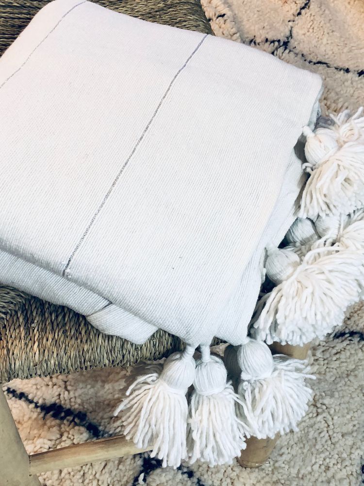 Warm moroccan pom pom blanket