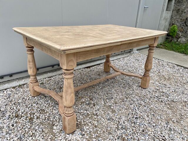 Extendable stripped farm table