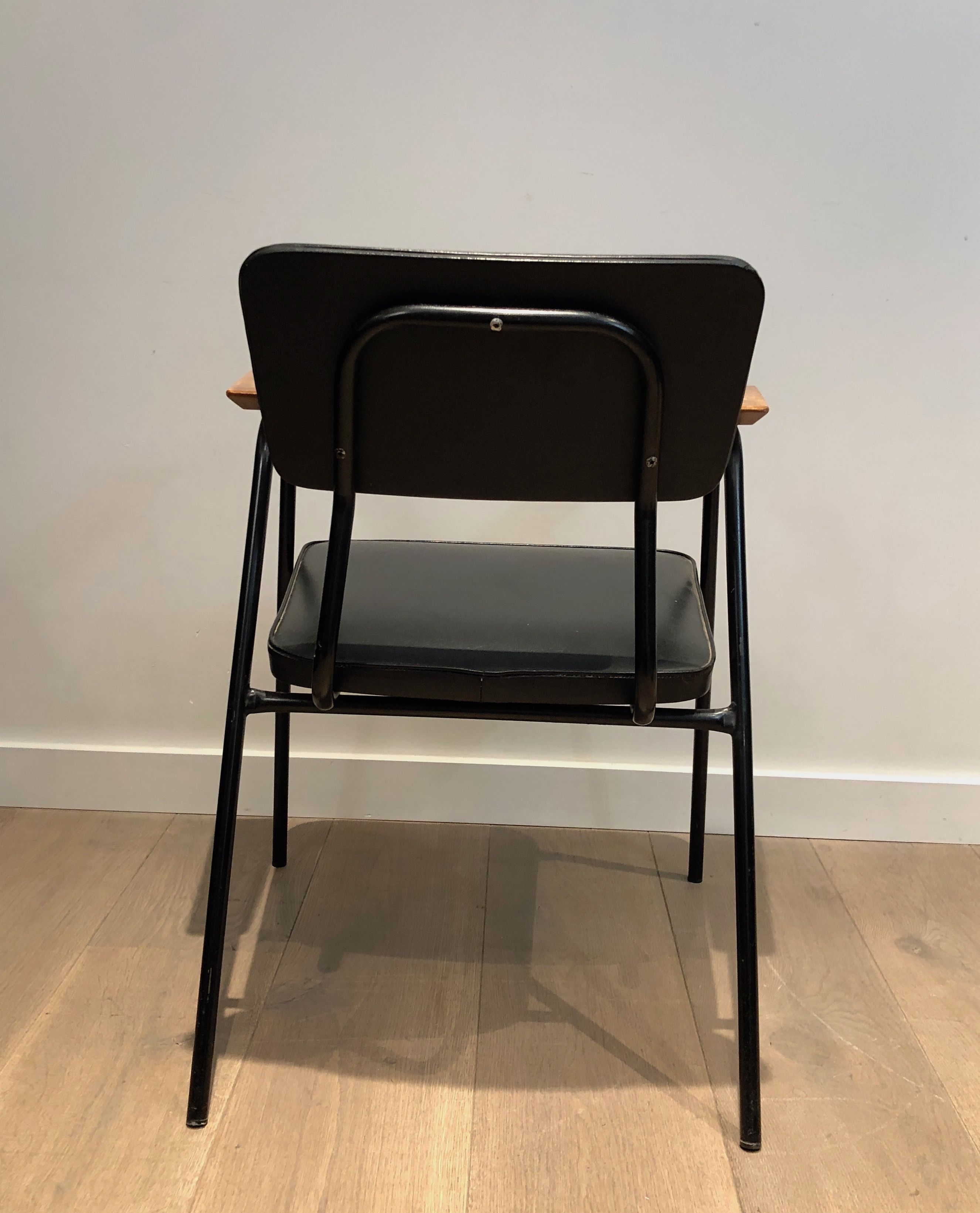 Paire de fauteuils laqués noirs modèle "M" de Pierre Guariche, vers 1950